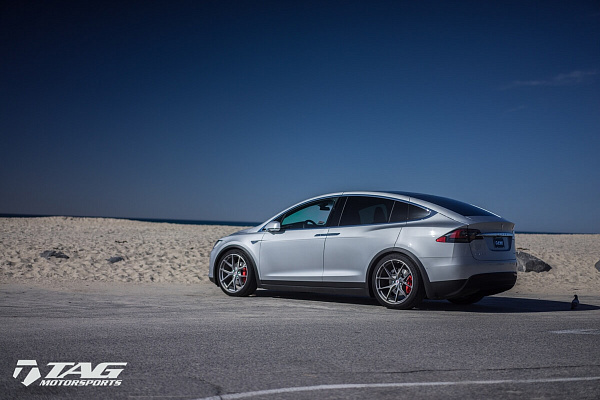 Фото дисков HRE P101 Сатиновый тонированный лак на Tesla Model X