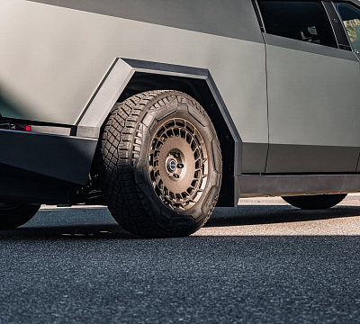 Фото дисков Brixton Forged TR09 AERO1 на Tesla Cybertruck