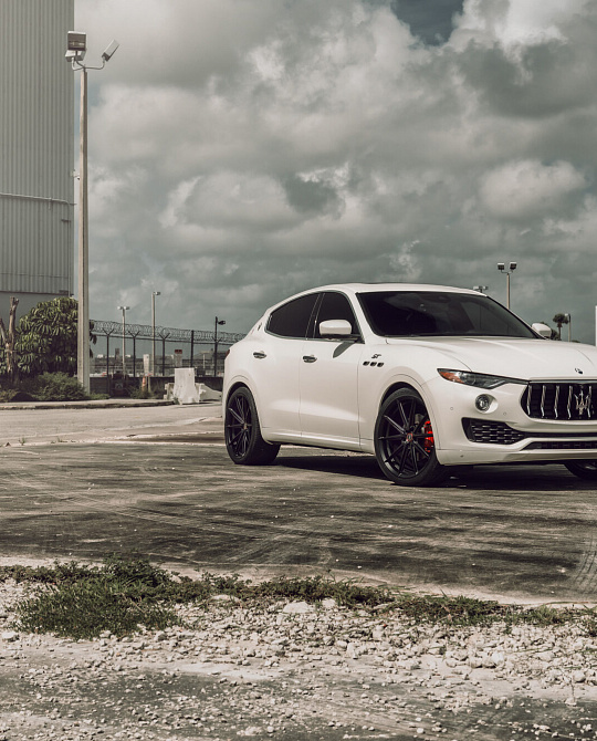 Фото дисков HFX-2 (5-Lug) Черный сатин на Maserati Levante