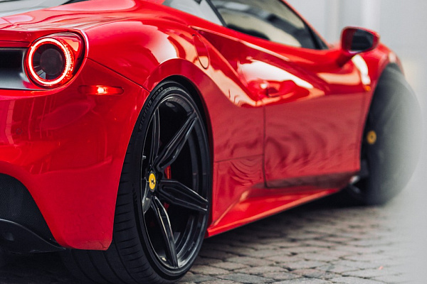 Фото дисков Brixton Forged PF4 Черный глянец на Ferrari 488