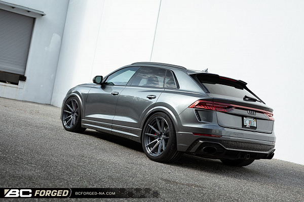 Фото дисков BC Forged HCA191 Сатиновый темный лак на Audi Q8
