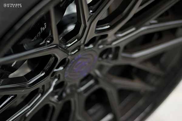 Фото дисков Strasse Wheels SV10M Deep Concave FS Черный глянец на Lamborghini Huracan