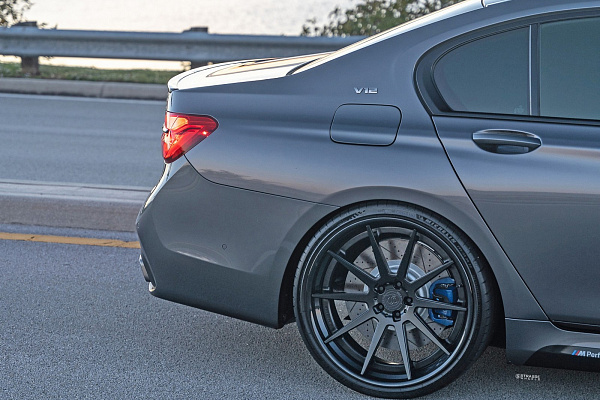 Фото дисков Strasse Wheels R10 Deep Concave FS Черный сатин на BMW 7 (G11/G12)