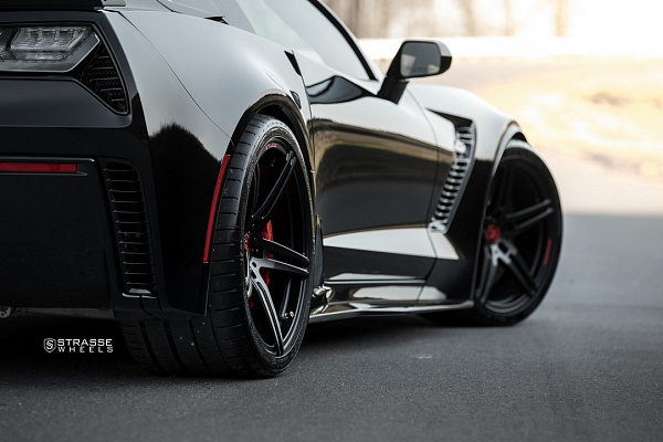 Фото дисков Strasse Wheels SP5R Deep Concave Monoblock Черный сатин на Chevrolet Corvette C7