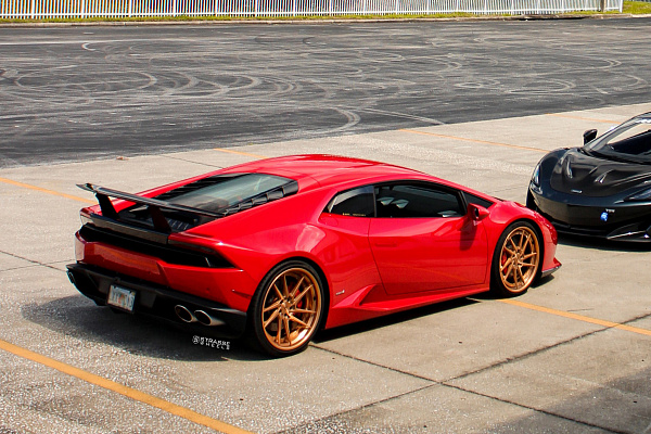 Фото дисков Strasse Wheels SV1T Deep Concave FS Сатиновое золото на Lamborghini Huracan
