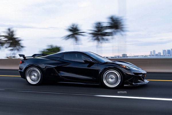 Фото дисков AL13 R10 Глянцевый лак на Chevrolet Corvette C8