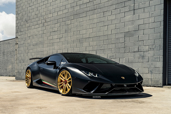 Фото дисков Strasse Wheels SV12 Deep Concave Duoblock Сатиновое золото на Lamborghini Huracan