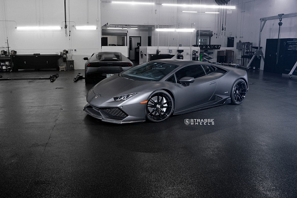 Фото дисков Strasse Wheels SV1 Deep Concave Monoblock Черный глянец на Lamborghini Huracan