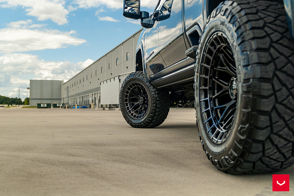 Фото дисков Vossen HFX-1 (8-Lug) Черный глянец на GMC Sierra IV