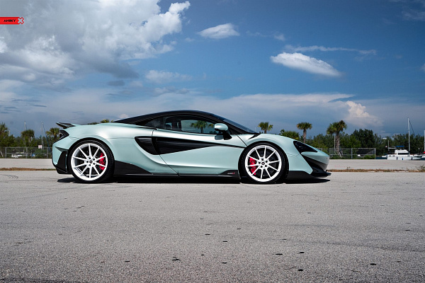 Фото дисков Anrky AN18 Белый глянец на McLaren 600