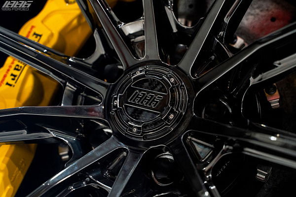 Фото дисков 1886 Wheels G010 Черный глянец на Ferrari 812