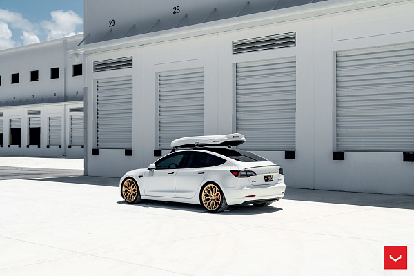 Фото дисков Vossen HF-2 Сатиновое золото на Tesla Model 3