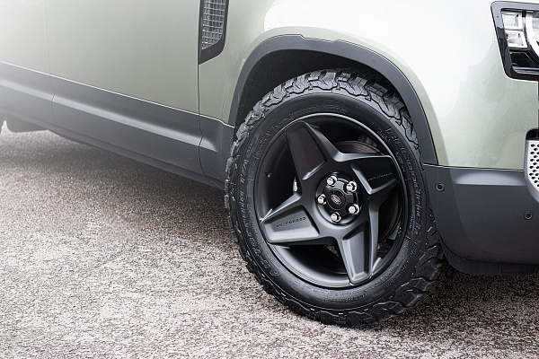 Фото дисков Kahn Mondial Heavy Duty RS Черный матовый на Land Rover Defender II