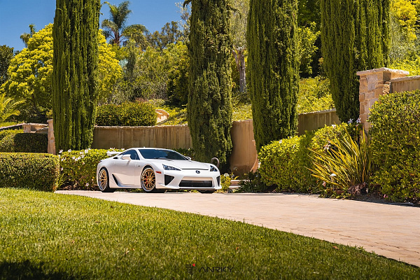 Фото дисков Anrky AN30 Сатиновое золото на Lexus LFA