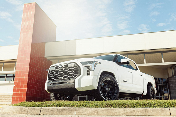 Фото дисков 4PLAY 4P55 Черный глянец на Toyota Tundra III