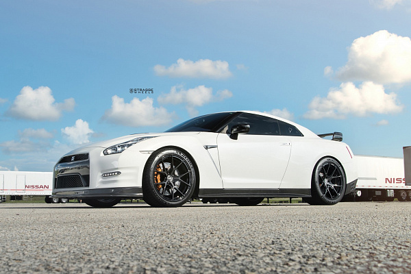 Фото дисков Strasse Wheels SM5R Deep Concave Monoblock Другой цвет на Nissan GT-R