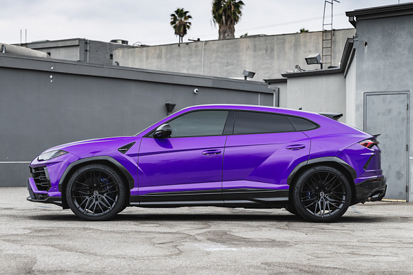 Фото дисков Brixton Forged VL4 Черный глянец на Lamborghini Urus