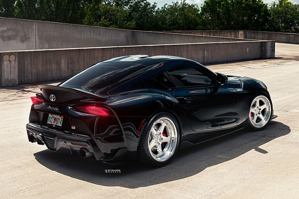 Фото дисков Strasse Wheels S5 Track Глянцевый лак на Toyota Supra A90