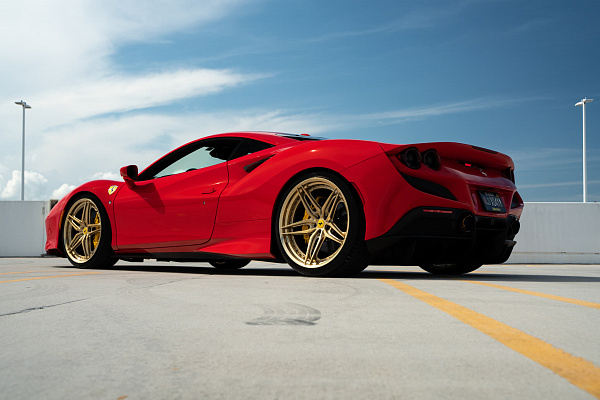 Фото дисков HRE S107SC Глянцевое золото на Ferrari F8