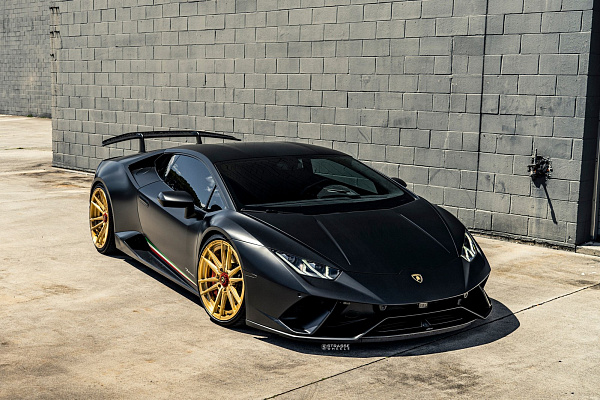 Фото дисков Strasse Wheels SV12 Deep Concave Duoblock Сатиновое золото на Lamborghini Huracan