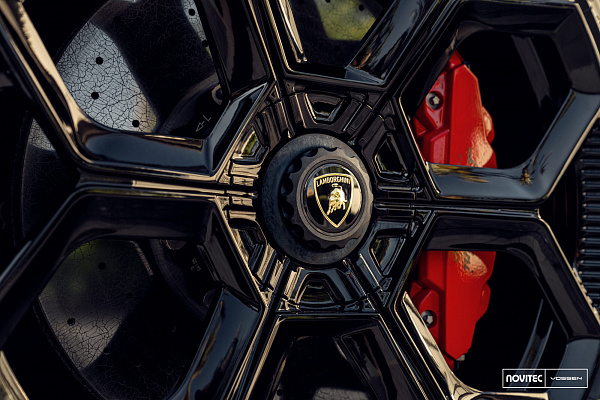 Фото дисков NOVITEC NL5 Черный глянец на Lamborghini Revuelto