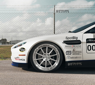 Фото дисков Strasse Wheels R10 Performance на Aston Martin Vantage 2