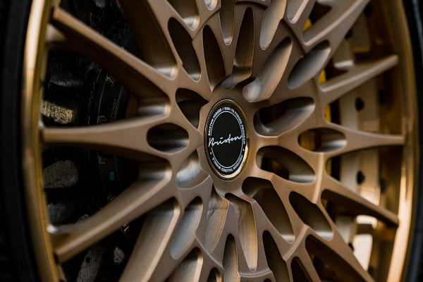 Фото дисков Brixton Forged HS1 Сатиновое темное золото на Ferrari FF