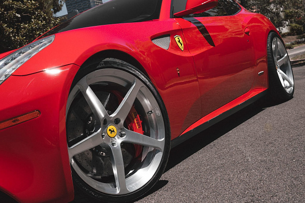 Фото дисков CEC C884 Глянцевый лак на Ferrari FF