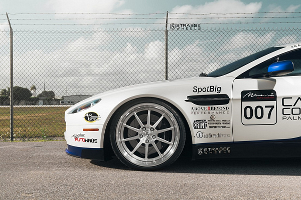 Фото дисков Strasse Wheels R10 Performance Глянцевый лак на Aston Martin Vantage 2