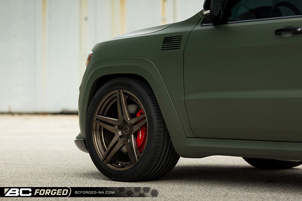 Фото дисков BC Forged HC052 Глянцевая бронза на Jeep Grand Cherokee IV