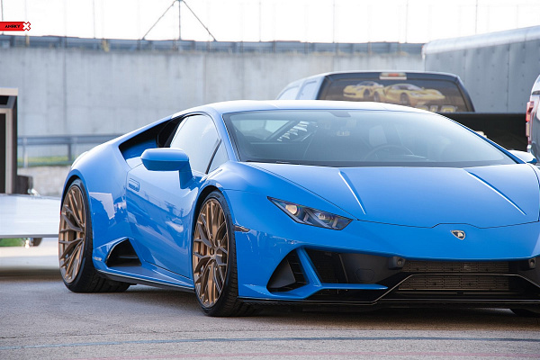 Фото дисков Anrky AN10 Сатиновое золото на Lamborghini Huracan