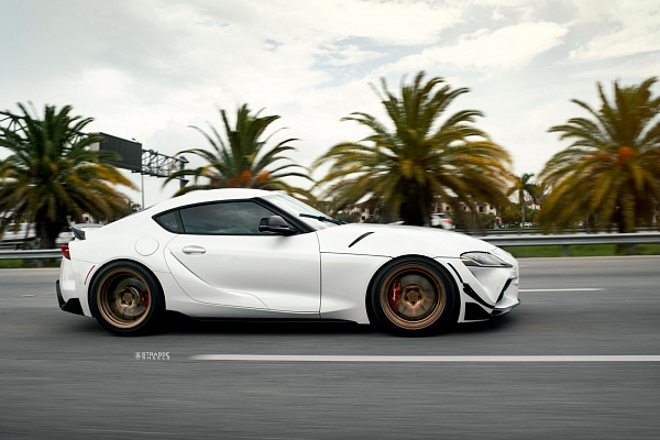 Фото дисков Strasse Wheels SV5 Deep Concave Duoblock Сатиновое темное золото на Toyota Supra A90