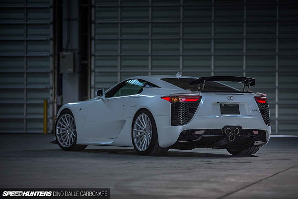 Фото дисков Vossen VFS-2 Серебро на Lexus LFA