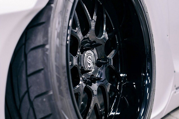 Фото дисков Strasse Wheels SV8 Signature Черный глянец на Nissan GT-R