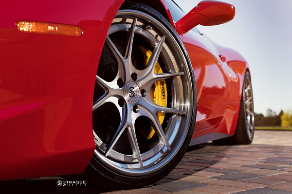 Фото дисков Strasse Wheels SM5R Deep Concave FS Глянцевый лак на Ferrari 458
