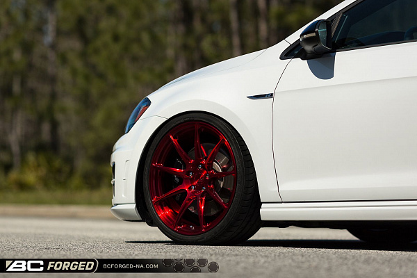 Фото дисков BC Forged RZ39 Красный глянец на Volkswagen Golf VII