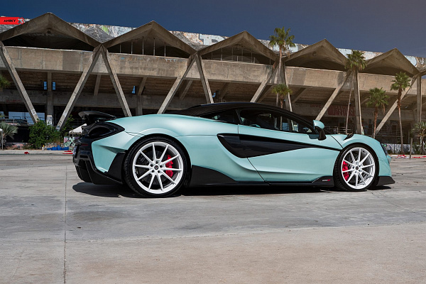Фото дисков Anrky AN18 Белый глянец на McLaren 600