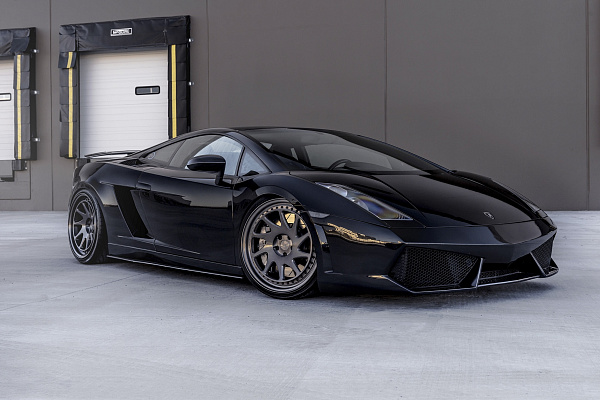 Фото дисков Rotiform OZT Глянцевый графит на Lamborghini Gallardo