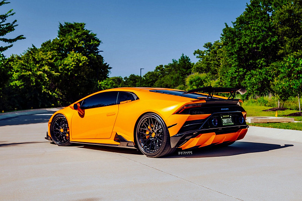 Фото дисков Strasse Wheels SV10M Deep Concave FS Черный глянец на Lamborghini Huracan