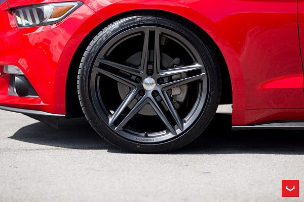 Фото дисков Vossen VFS-5 Глянцевый графит на Ford Mustang VI