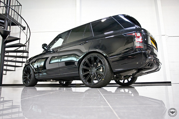 Фото дисков Vossen UV-2 Черный глянец на Range Rover IV
