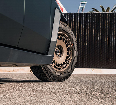 Фото дисков Brixton Forged TR09 AERO1 на Tesla Cybertruck