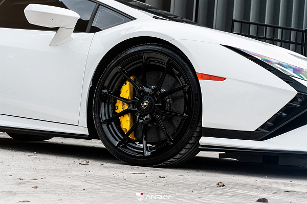 Фото дисков Anrky AN22 Черный глянец на Lamborghini Huracan
