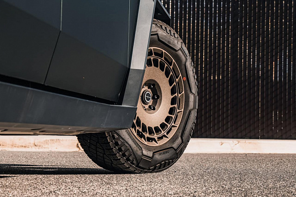 Фото дисков Brixton Forged TR09 AERO1 Другой цвет на Tesla Cybertruck