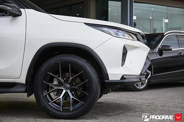 Фото дисков Vossen HF6-4 Глянцевый темный лак на Toyota Fortuner II