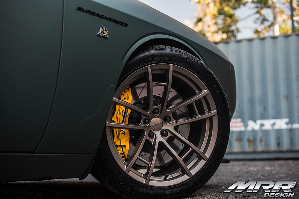 Фото дисков MRR M392 Сатиновая бронза на Dodge Challenger III