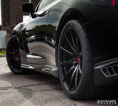 Фото дисков Strasse Wheels R10 Deep Concave Monoblock на Nissan GT-R