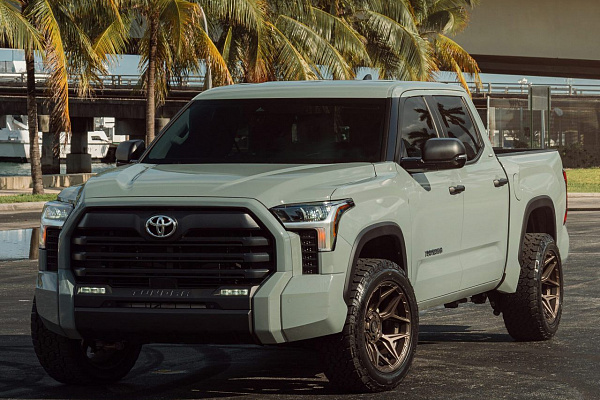 Фото дисков 4PLAY 4P83 Сатиновая бронза на Toyota Tundra III