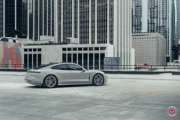 Фото дисков Vossen LC3-03T Глянцевый графит на Porsche Taycan I