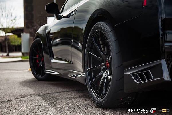 Фото дисков Strasse Wheels R10 Deep Concave Monoblock Черный глянец на Nissan GT-R